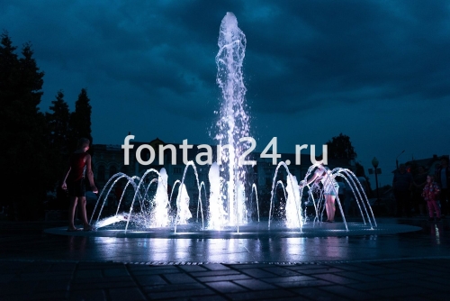 Городской фонтан на площади